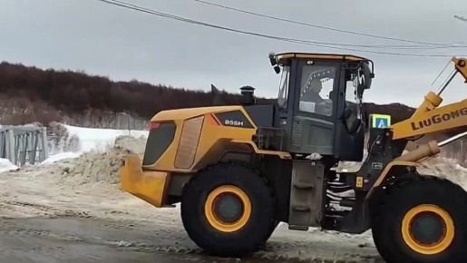 Лариса Поликанова: Сегодня к расчистке города от снега привлечено 79 единиц техники коммунальных учреждений мэрии и подрядных организаций