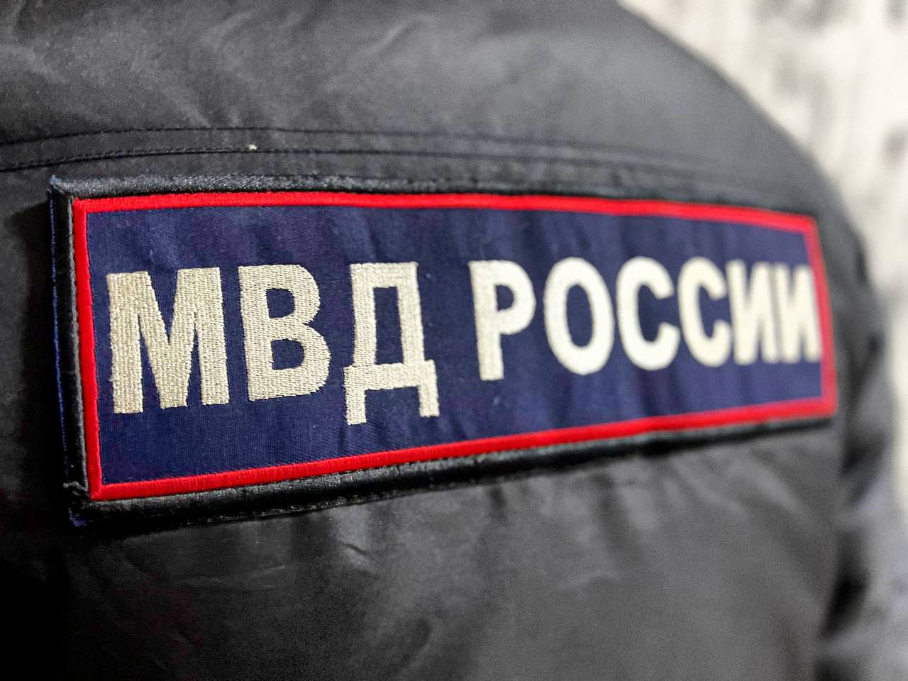 В Магаданской области полицейские установили гражданина, который похитил 30 тысяч рублей с банковского счета жителя Сусумана