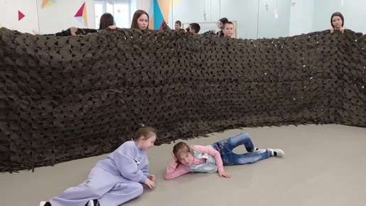 Жители магаданского микрорайона Солнечный плетут маскировочные сети на базе центра «Романтик»