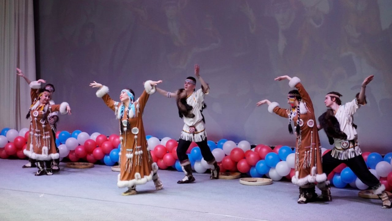 Ансамбль песни и танца народов Севера «Энэр» дал яркий концерт в Сусумане Ансамбль песни и танца народов Севера «Энэр» дал яркий концерт в Сусумане