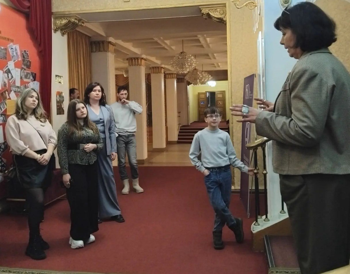 Необычная экскурсия помогла магаданцам заглянуть за кулисы старейшего театра региона