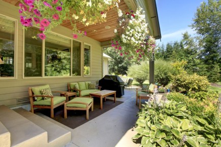 Как обустроить пространство вокруг дома: террасы, веранды и патио