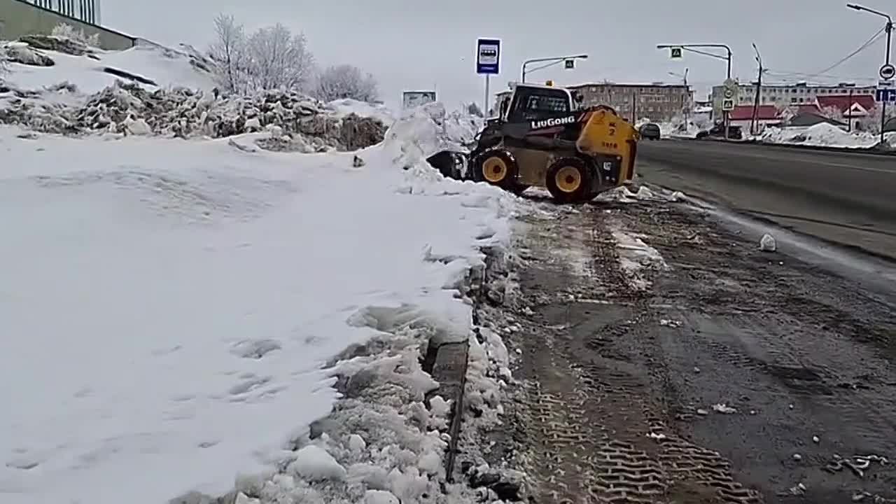Лариса Поликанова: В общей сложности 89 единиц техники привлечено сегодня к расчистке улично-дорожной сети в Магадане