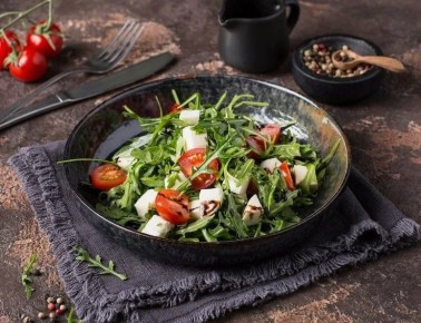 Салат за пять минут: руккола, моцарелла и черри для быстрого удовольствия