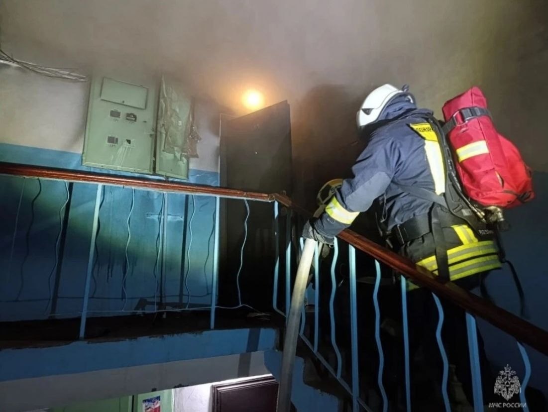 Хозяин проснулся и успел покинуть загоревшуюся среди ночи квартиру в Магадане Хозяин проснулся и успел покинуть загоревшуюся среди ночи квартиру в Магадане