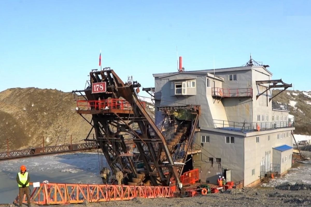 Дражный флот открыл раньше срока сезон золотодобычи на Колыме