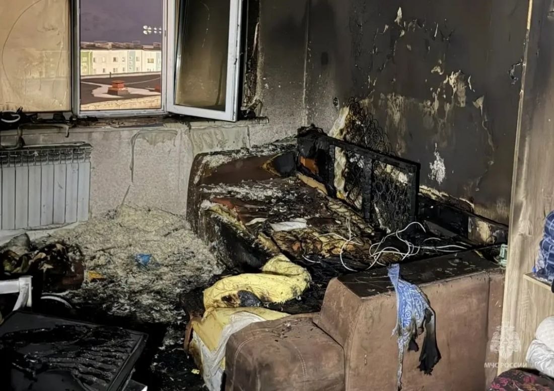 Хозяин проснулся и успел покинуть загоревшуюся среди ночи квартиру в Магадане