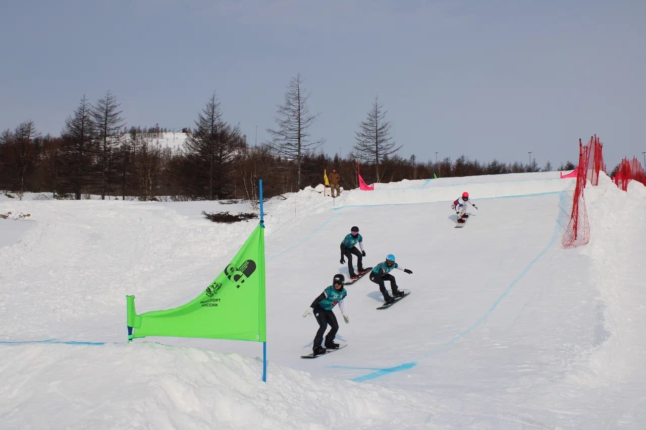 Спортсмены из пяти регионов борются за награды Кубка России по сноуборд-кроссу в Магадане Спортсмены из пяти регионов борются за награды Кубка России по сноуборд-кроссу в Магадане