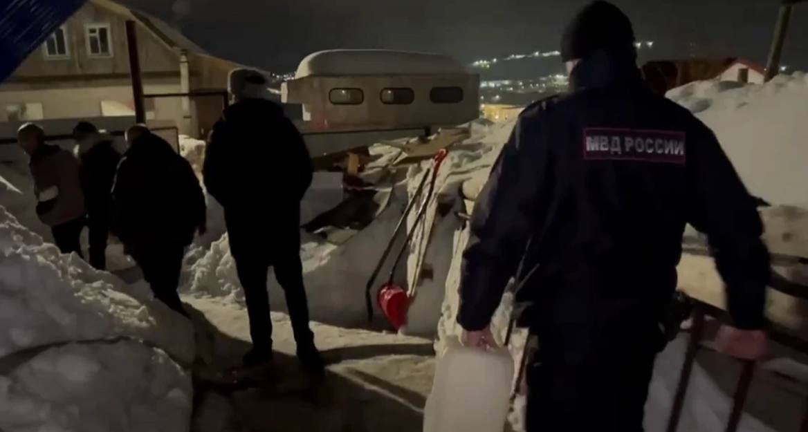 Полицейские Магадана предотвратили трагедию, убедив мужчину не поджигать себя и дом из-за ссоры с женой Полицейские Магадана предотвратили трагедию, убедив мужчину не поджигать себя и дом из-за ссоры с женой