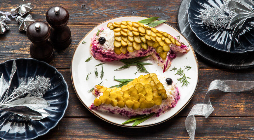 Удивите гостей оригинальной селедкой под шубой с огурцами