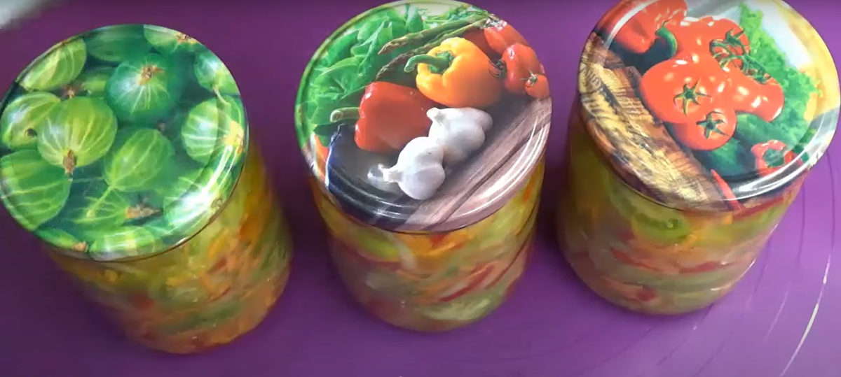 Зеленые помидоры: как подготовить хрустящий салат на зиму без лишних хлопот