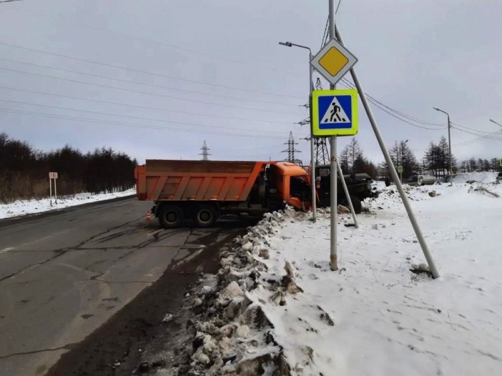 Водитель КамАЗа пострадал при столкновении грузовиков в Магадане Водитель КамАЗа пострадал при столкновении грузовиков в Магадане