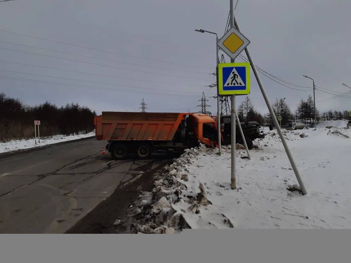 Сегодня утром в дежурную группу отдельной специализированной роты дорожно-патрульной службы Госавтоинспекции регионального УМВД поступило сообщение о ДТП на улице Кожзаводской в Магадане Сегодня утром в дежурную группу отдельной специализированной роты дорожно-патрульной службы Госавтоинспекции регионального УМВД поступило сообщение о ДТП на улице Кожзаводской в Магадане