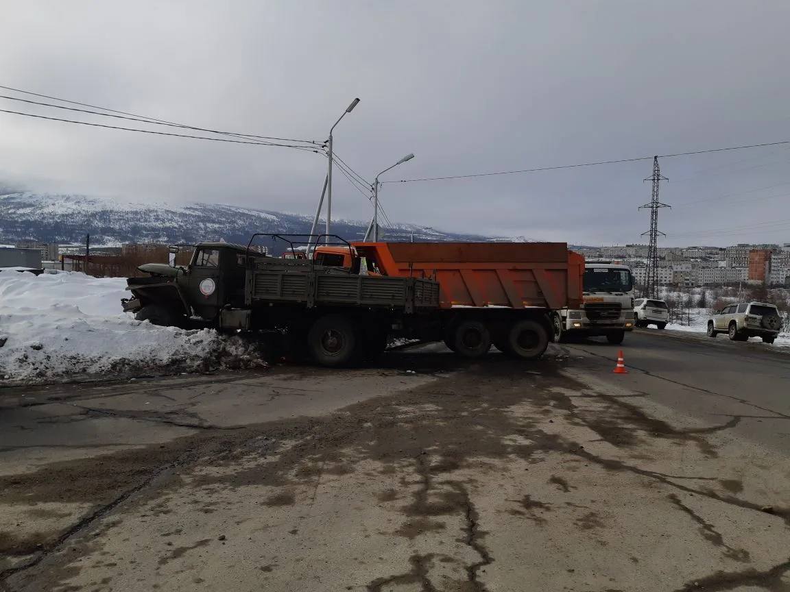 Сегодня утром в дежурную группу отдельной специализированной роты дорожно-патрульной службы Госавтоинспекции регионального УМВД поступило сообщение о ДТП на улице Кожзаводской в Магадане Сегодня утром в дежурную группу отдельной специализированной роты дорожно-патрульной службы Госавтоинспекции регионального УМВД поступило сообщение о ДТП на улице Кожзаводской в Магадане