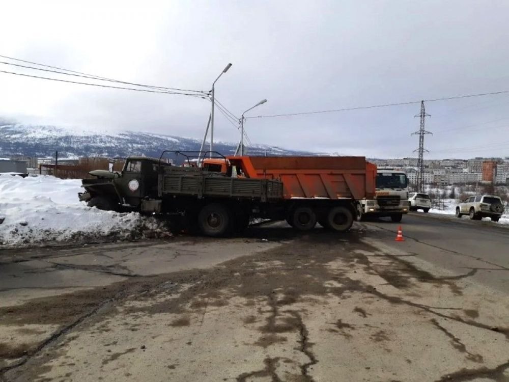 Водитель КамАЗа пострадал при столкновении грузовиков в Магадане Водитель КамАЗа пострадал при столкновении грузовиков в Магадане