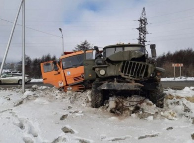 Водитель КамАЗа пострадал при столкновении грузовиков в Магадане