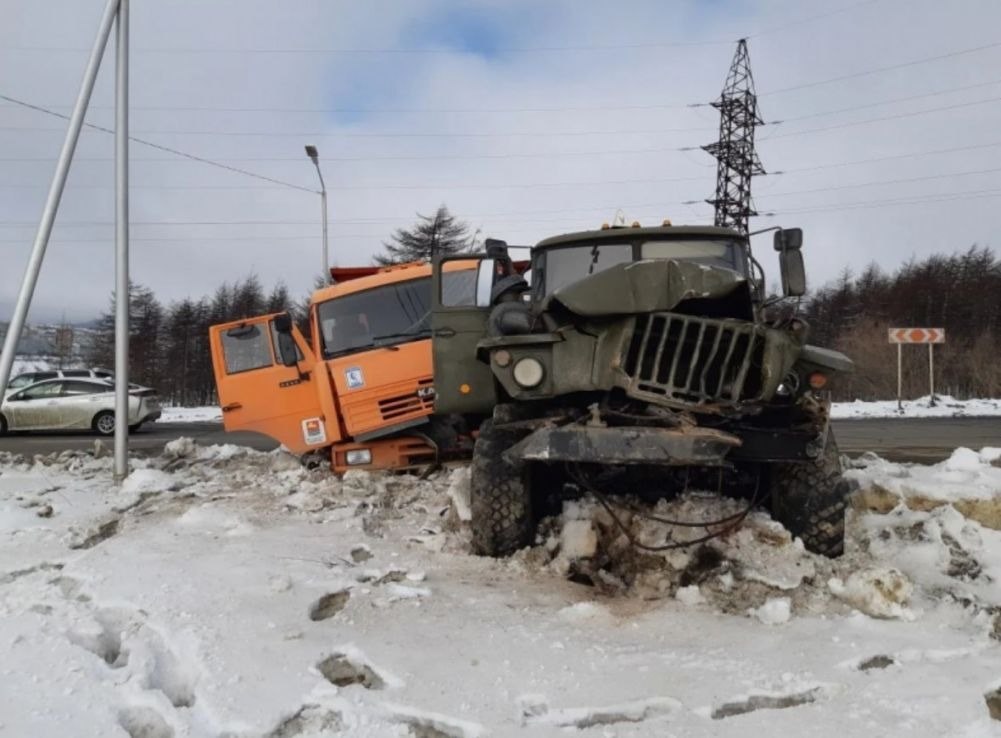 Водитель КамАЗа пострадал при столкновении грузовиков в Магадане