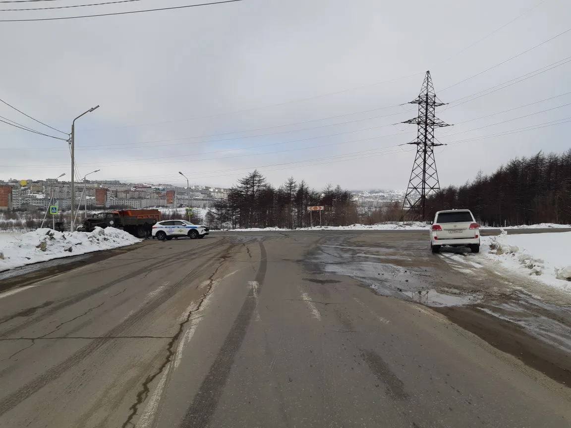 Сегодня утром в дежурную группу отдельной специализированной роты дорожно-патрульной службы Госавтоинспекции регионального УМВД поступило сообщение о ДТП на улице Кожзаводской в Магадане
