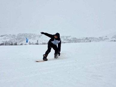 Лучших сноубордистов определили на живописной сопке в Омсукчане