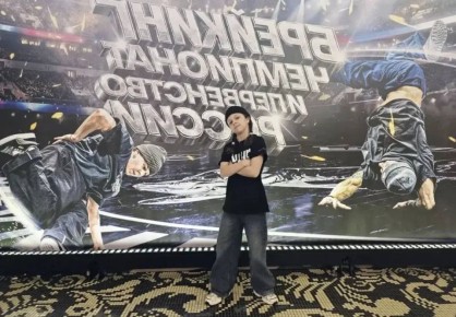 Лариса Поликанова: Наша землячка, ученица гимназии № 30 Ева Бородкина (творческий псевдоним EvaStar), блестяще выступила на первенстве России по брейкдансу и вошла в десятку лучших спортсменок в категории «Девочки 7–9 лет»