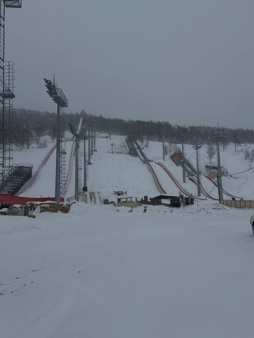 Всесезонный трамплинный комплекс в Магадане готовится к открытию Всесезонный трамплинный комплекс в Магадане готовится к открытию