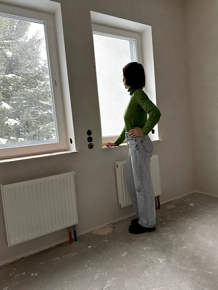 Непредсказуемое преображение: как светло-бежевые обои превратились в серые стены