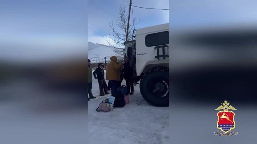 На Колыме полицейские спасли из снежного плена пассажиров микроавтобуса, застрявшего на опасном перевале
