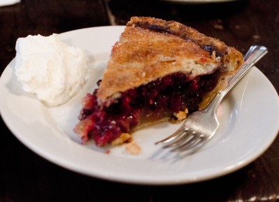 Почему осень — идеальное время для пирога с клюквой и орехами