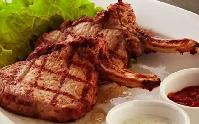 Удивительно простой антрекот из нескольких видов мяса на сковороде и в духовке