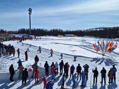 А на новом стадионе имени Елены Вяльбе сегодня гонки
