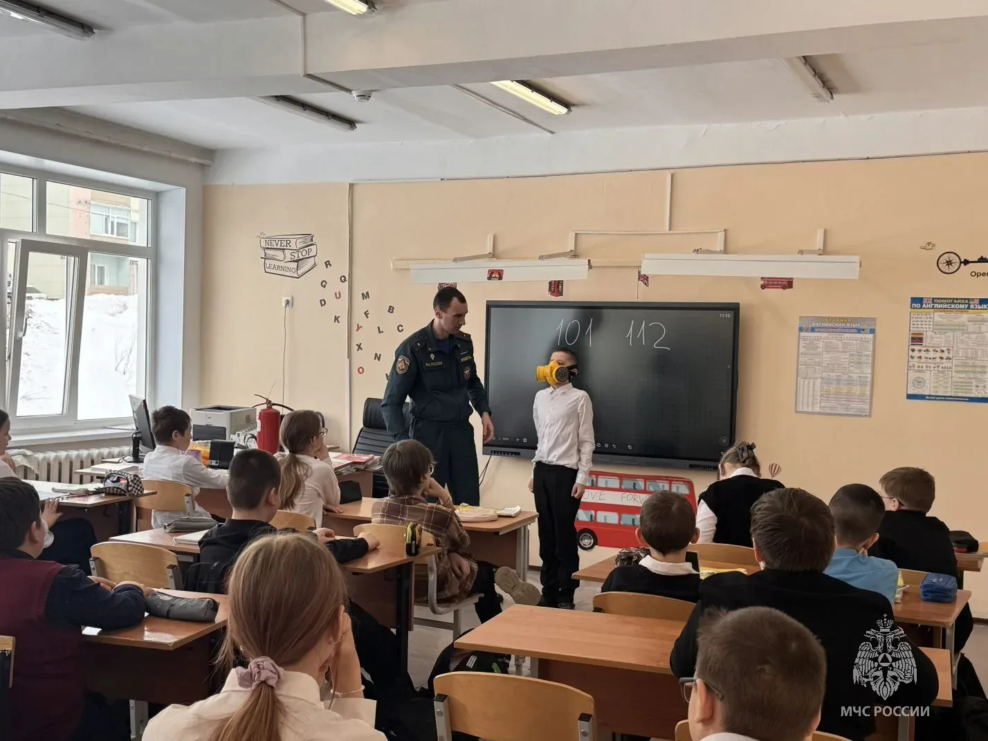 Урок безопасности в школе № 28 г. Магадана: пятиклассники учились действовать при пожаре