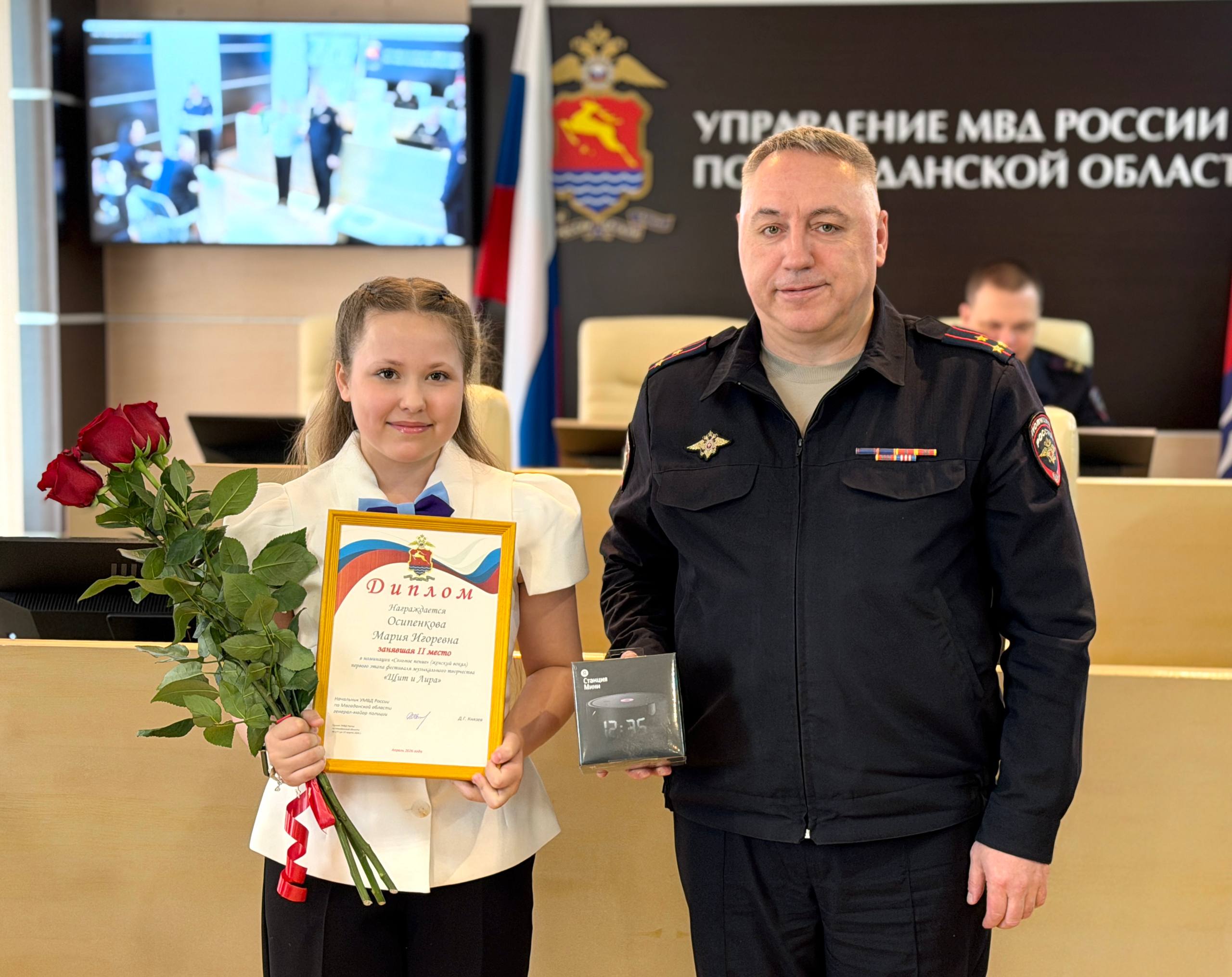 В полиции Колымы наградили победителей регионального этапа конкурса музыкального творчества «Щит и лира», а также вручили первые погоны молодым сотрудникам В полиции Колымы наградили победителей регионального этапа конкурса музыкального творчества «Щит и лира», а также вручили первые погоны молодым сотрудникам