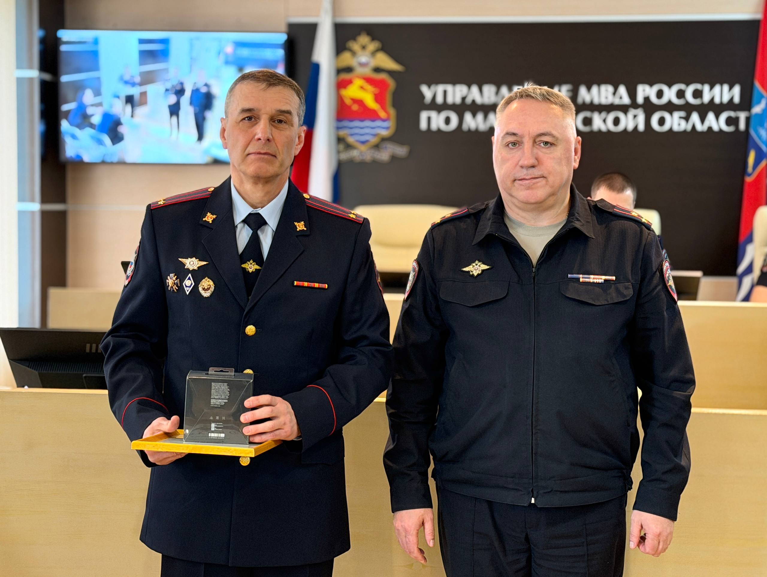 В полиции Колымы наградили победителей регионального этапа конкурса музыкального творчества «Щит и лира», а также вручили первые погоны молодым сотрудникам В полиции Колымы наградили победителей регионального этапа конкурса музыкального творчества «Щит и лира», а также вручили первые погоны молодым сотрудникам