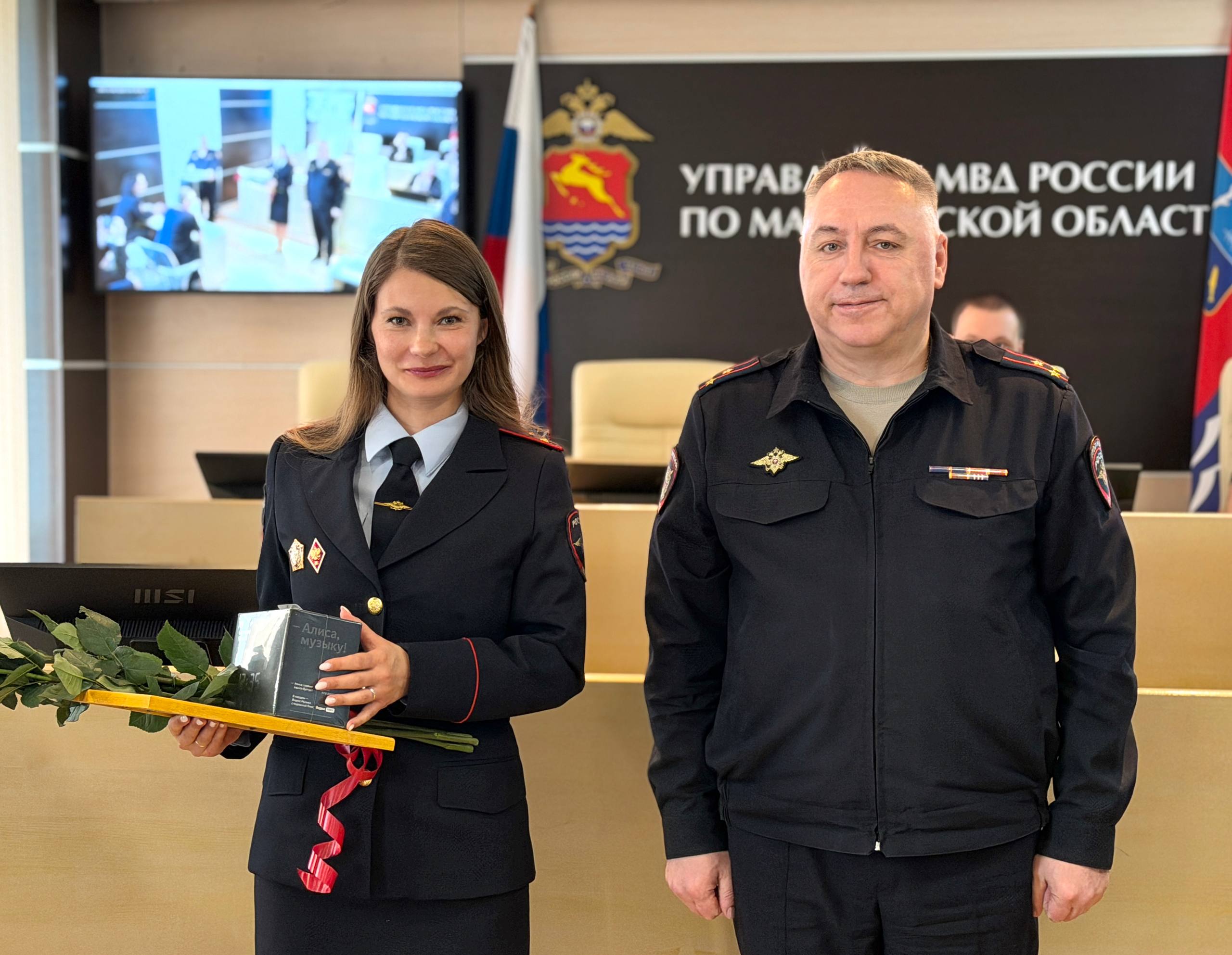 В полиции Колымы наградили победителей регионального этапа конкурса музыкального творчества «Щит и лира», а также вручили первые погоны молодым сотрудникам В полиции Колымы наградили победителей регионального этапа конкурса музыкального творчества «Щит и лира», а также вручили первые погоны молодым сотрудникам