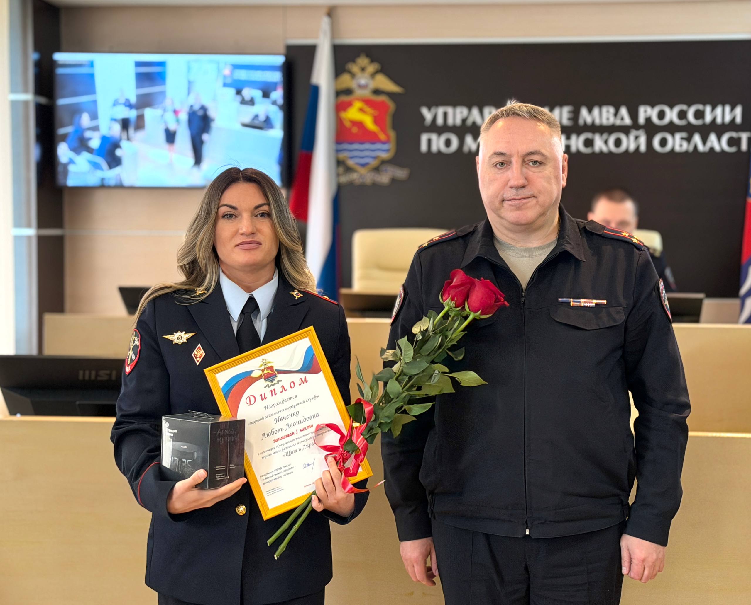 В полиции Колымы наградили победителей регионального этапа конкурса музыкального творчества «Щит и лира», а также вручили первые погоны молодым сотрудникам В полиции Колымы наградили победителей регионального этапа конкурса музыкального творчества «Щит и лира», а также вручили первые погоны молодым сотрудникам