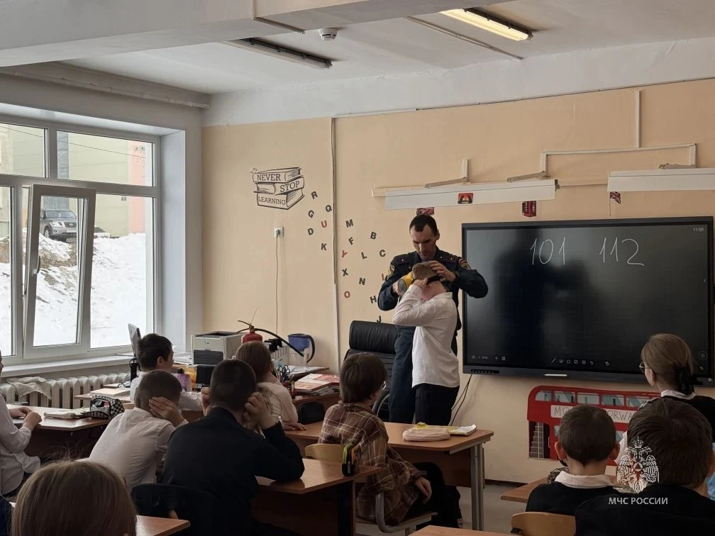Урок безопасности в школе № 28 г. Магадана: пятиклассники учились действовать при пожаре Урок безопасности в школе № 28 г. Магадана: пятиклассники учились действовать при пожаре