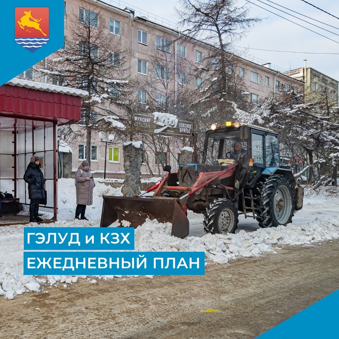 Более 40 единиц городской техники расчищают проезжую часть, тротуары, грузят и вывозят снег во вторник, 14 апреля