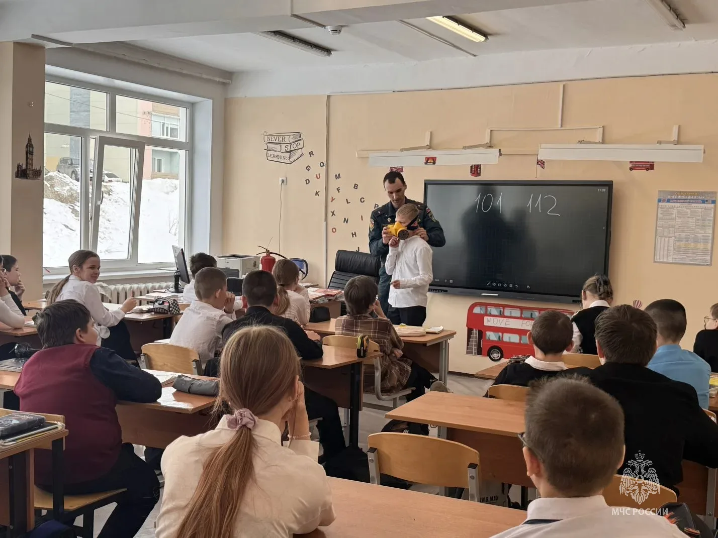 Урок безопасности в школе № 28 г. Магадана: пятиклассники учились действовать при пожаре Урок безопасности в школе № 28 г. Магадана: пятиклассники учились действовать при пожаре