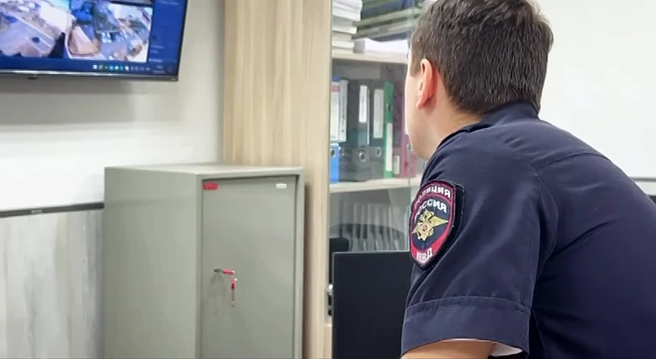 В Магадане полицейские установили 25-летнего гражданина, который обманным путем похитил смартфон у несовершеннолетней