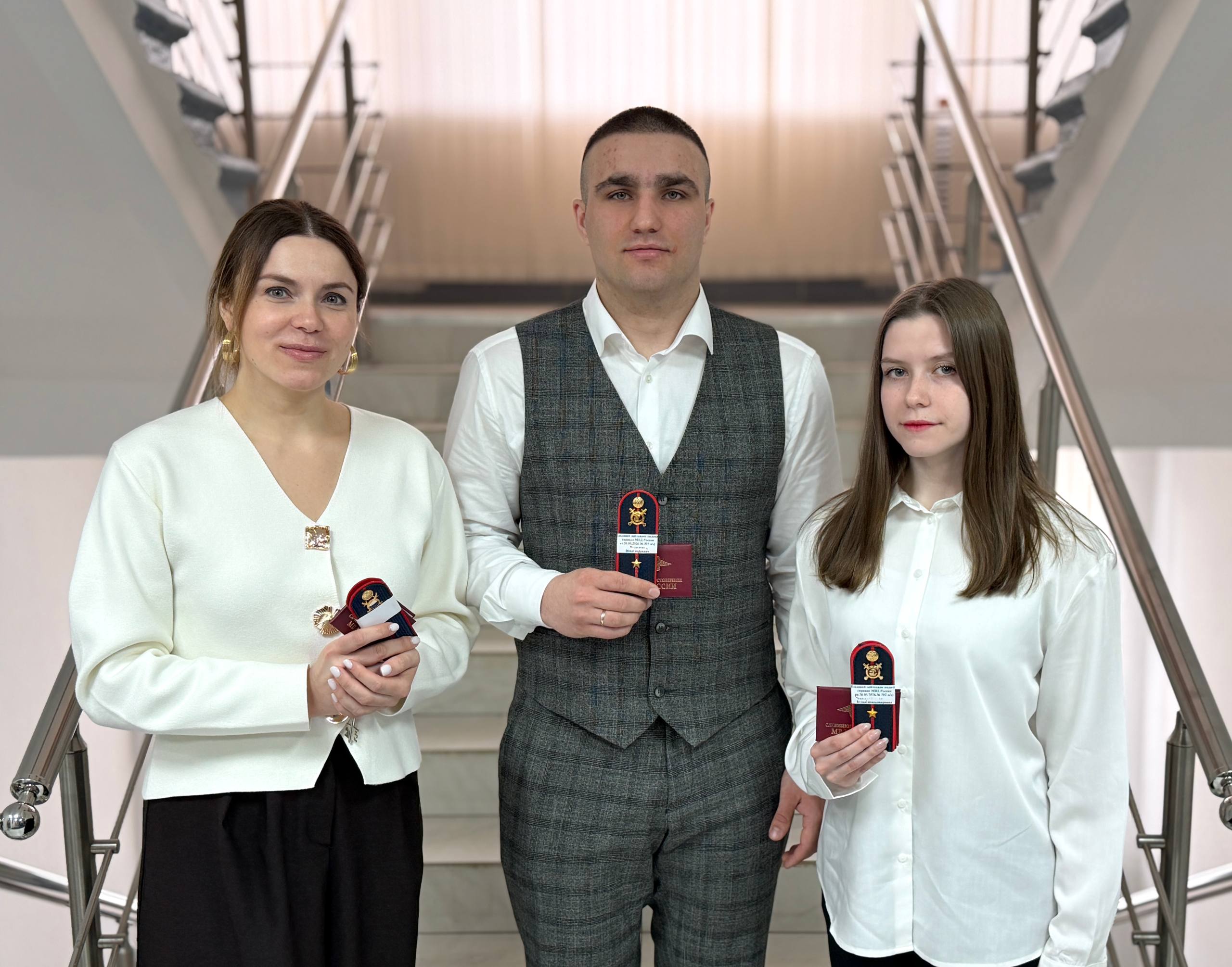 В полиции Колымы наградили победителей регионального этапа конкурса музыкального творчества «Щит и лира», а также вручили первые погоны молодым сотрудникам В полиции Колымы наградили победителей регионального этапа конкурса музыкального творчества «Щит и лира», а также вручили первые погоны молодым сотрудникам