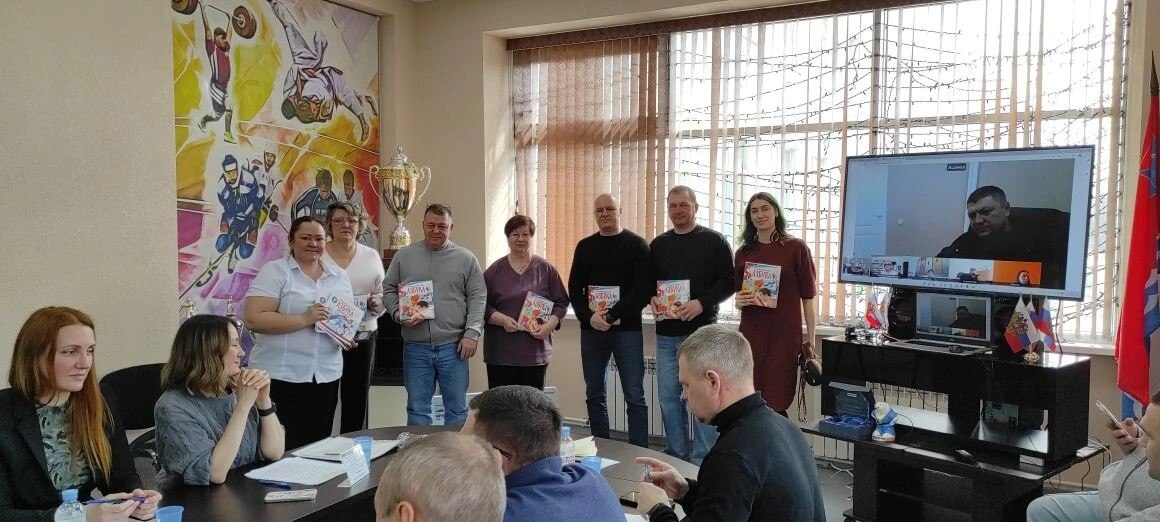 Торжественное вручение пособий и сувениров просветительского проекта "Олимпийская азбука" состоялось на заседании коллегии департамента физической культуры и спорта Магаданской области Торжественное вручение пособий и сувениров просветительского проекта "Олимпийская азбука" состоялось на заседании коллегии департамента физической культуры и спорта Магаданской области