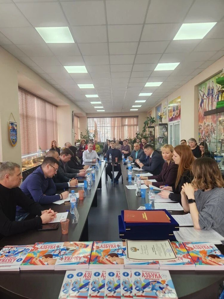 Торжественное вручение пособий и сувениров просветительского проекта "Олимпийская азбука" состоялось на заседании коллегии департамента физической культуры и спорта Магаданской области