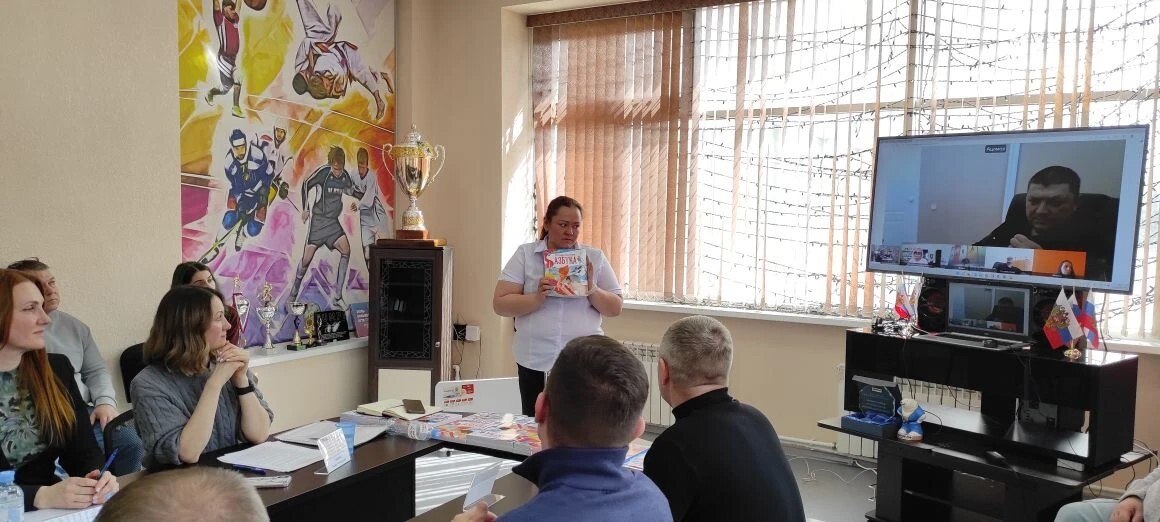 Торжественное вручение пособий и сувениров просветительского проекта "Олимпийская азбука" состоялось на заседании коллегии департамента физической культуры и спорта Магаданской области Торжественное вручение пособий и сувениров просветительского проекта "Олимпийская азбука" состоялось на заседании коллегии департамента физической культуры и спорта Магаданской области