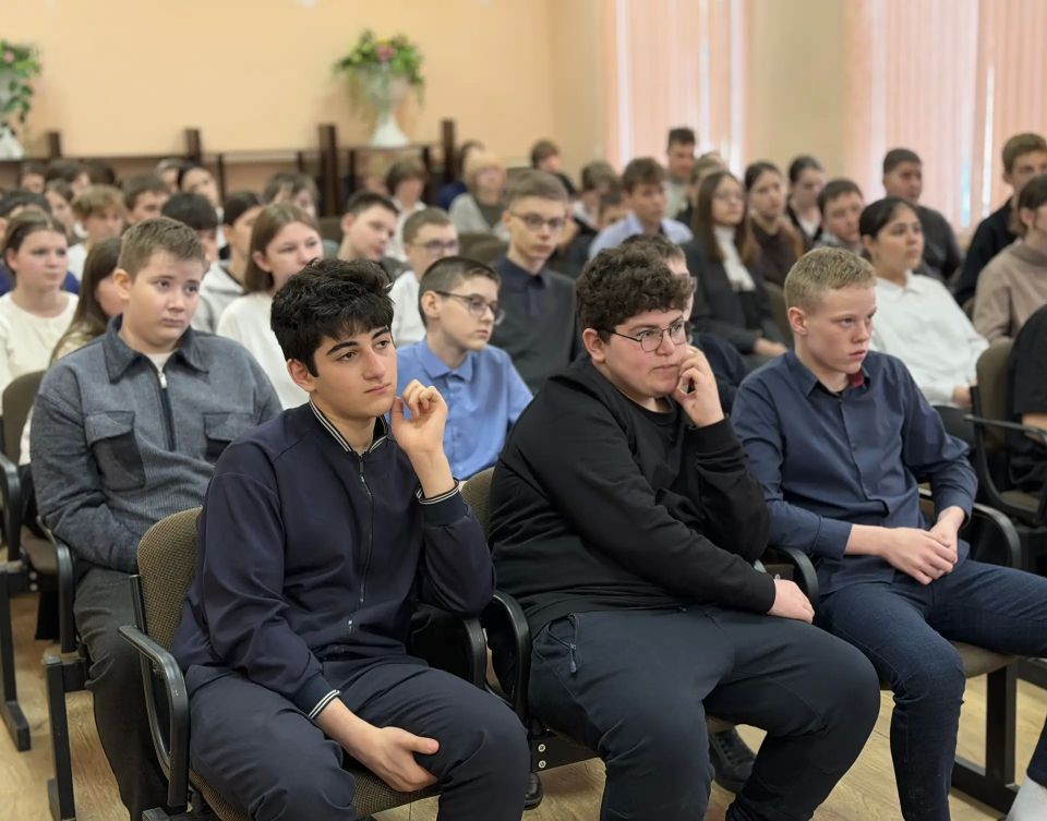 Приглашаем на службу: в Магадане старшеклассники узнали о тонкостях работы полицейских кинологов и экспертов-криминалистов