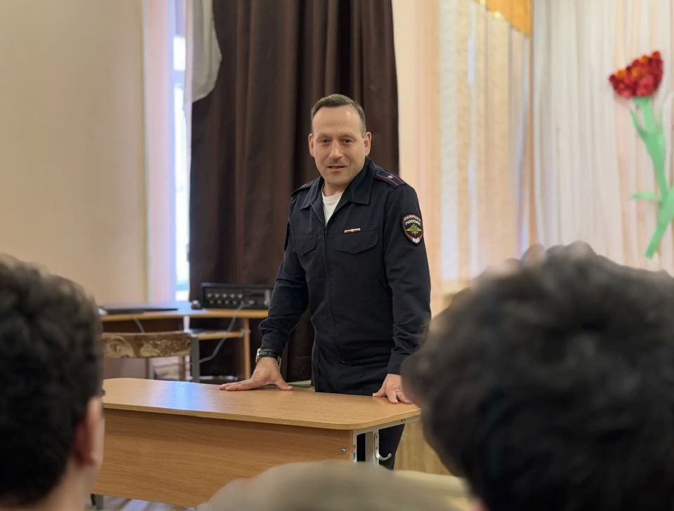 Приглашаем на службу: в Магадане старшеклассники узнали о тонкостях работы полицейских кинологов и экспертов-криминалистов Приглашаем на службу: в Магадане старшеклассники узнали о тонкостях работы полицейских кинологов и экспертов-криминалистов