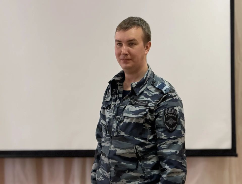 Приглашаем на службу: в Магадане старшеклассники узнали о тонкостях работы полицейских кинологов и экспертов-криминалистов Приглашаем на службу: в Магадане старшеклассники узнали о тонкостях работы полицейских кинологов и экспертов-криминалистов