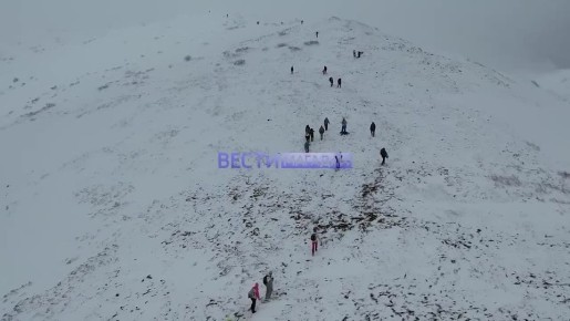 На пике Комендант установили знамя Победы