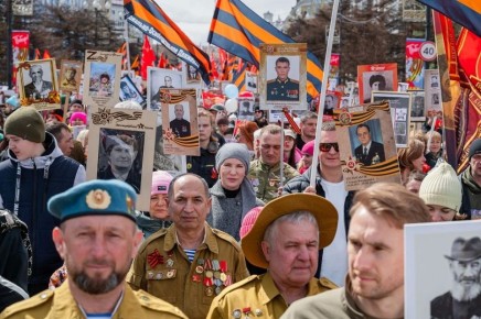Фотографии ветеранов-почетных граждан Магадана пронесли в «Бессмертном полку» глава города и ее заместители