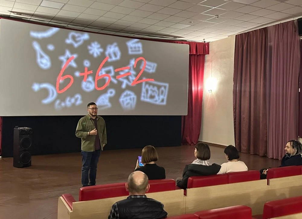Начинающий режиссер Александр Кисель представил в Магадане свой дебютный фильм «6+6=2» Начинающий режиссер Александр Кисель представил в Магадане свой дебютный фильм «6+6=2»