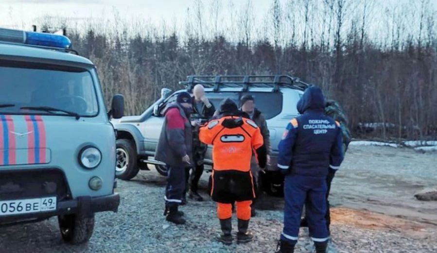 Трех рыбаков спасли из водной ловушки на реке Оле в Магаданской области